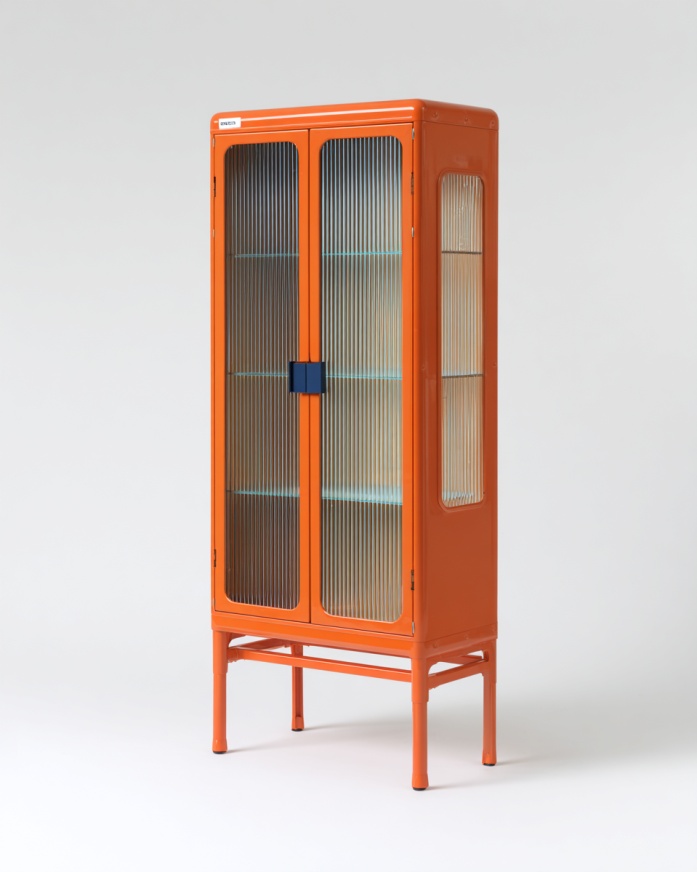 Aparador de patas altas de metal con puerta de vidrio naranja y almacenamiento