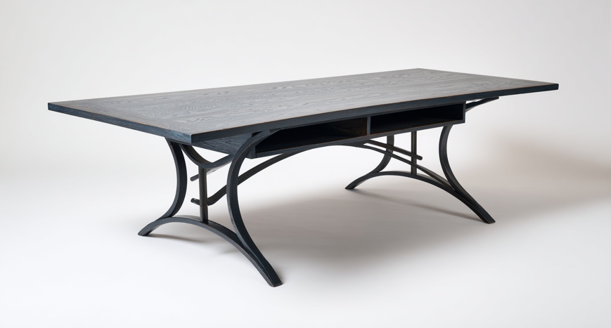 Mesa de comedor rectangular con base de metal curvado y tablero de madera gris.