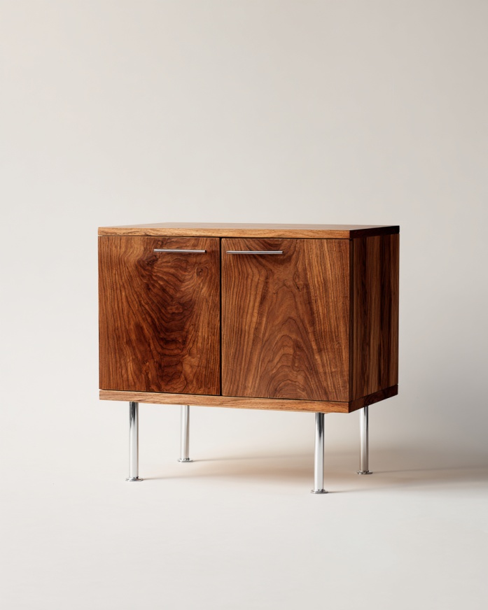 Aparador de dos puertas con patas de metal en nogal oscuro, moderno y sencillo armario de almacenamiento.