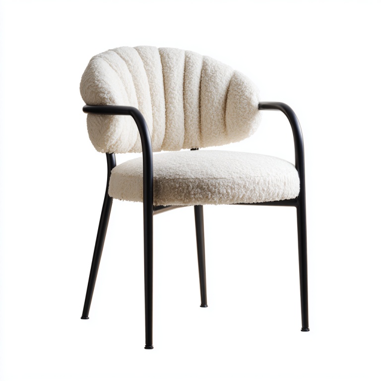 Silla de comedor de lana de cordero color crema con reposabrazos de metal negro