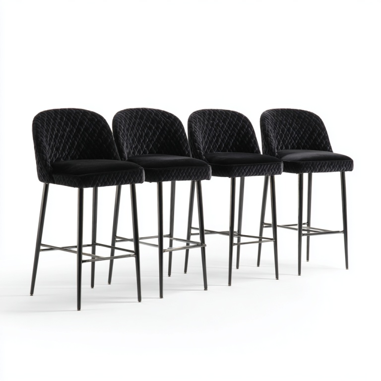 Juego de cuatro taburetes altos de bar de ante negro con soportes de metal y tirantes cruzados.