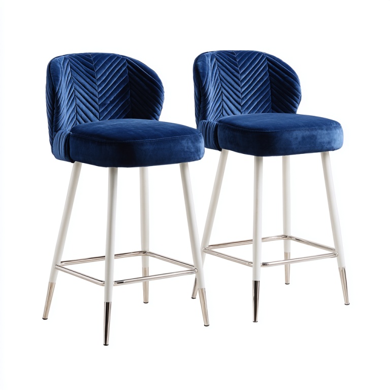 Juego de 2 taburetes de bar de ante azul con respaldo alto, patas de metal blanco y detalles plateados