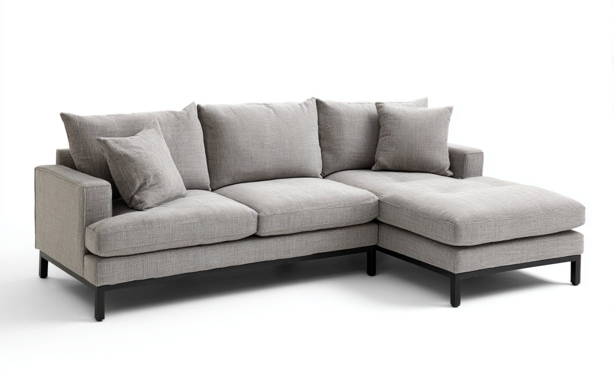 Sofá esquinero de tela gris con patas metálicas en forma de L y tres plazas