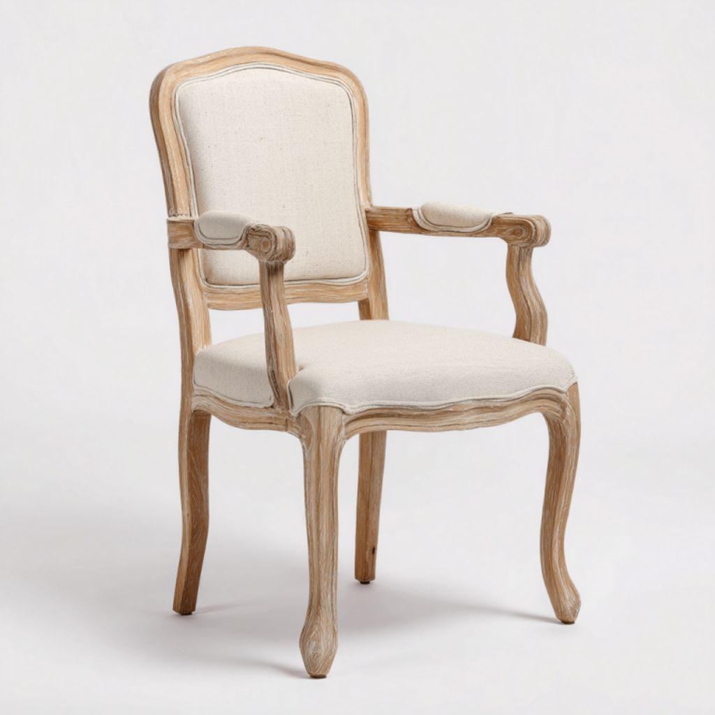 Sillón con estructura de madera envejecida y tapizado en tela beige