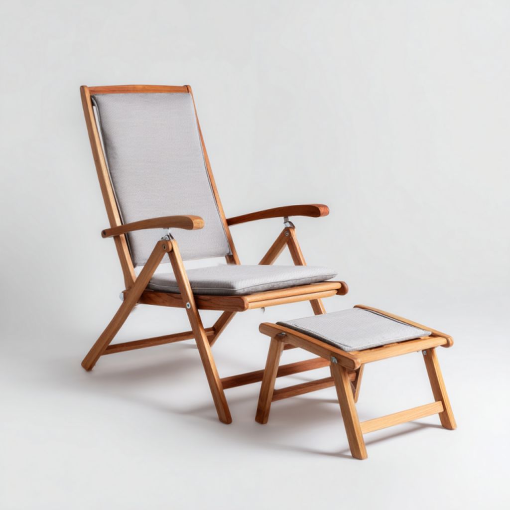 Conjunto de tumbona plegable de madera clara con cojines grises y reposapiés