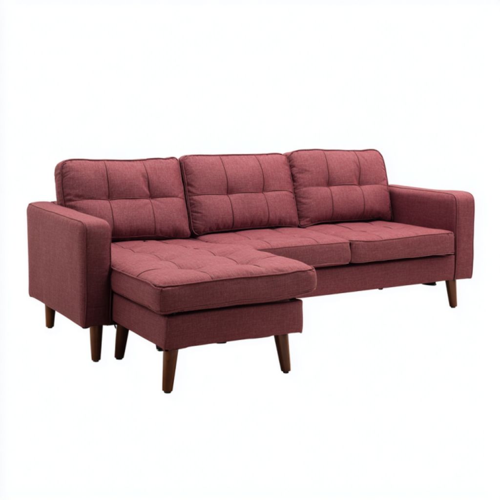 Sofá de esquina en tela roja (tres plazas con chaise longue, patas de madera y respaldo acolchado con costuras en cuadrícula)