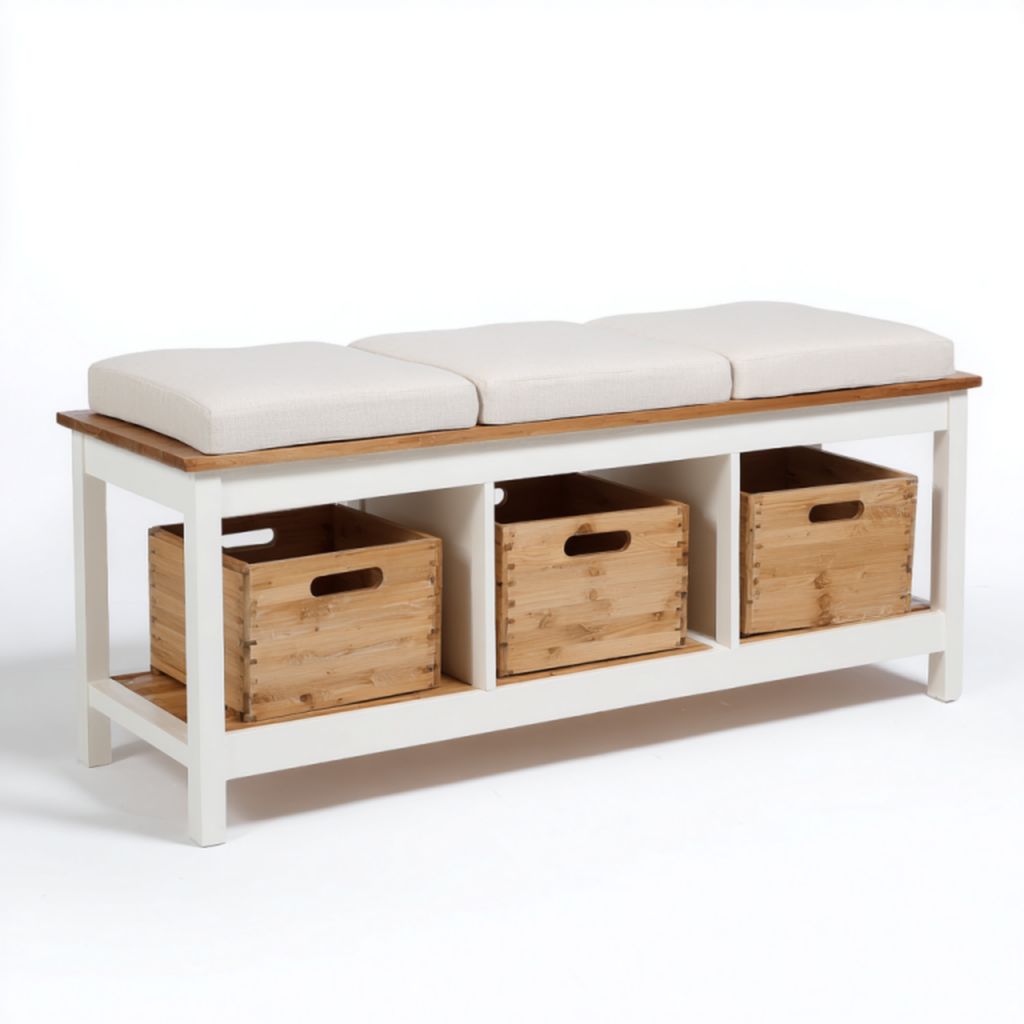 Banco de madera blanco con cojines beige y tres cajas de almacenamiento de bambú