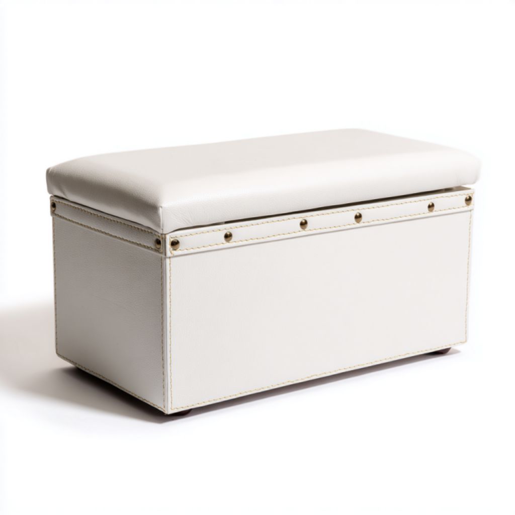 Banco de almacenamiento en polipiel blanca con detalles de remaches metálicos