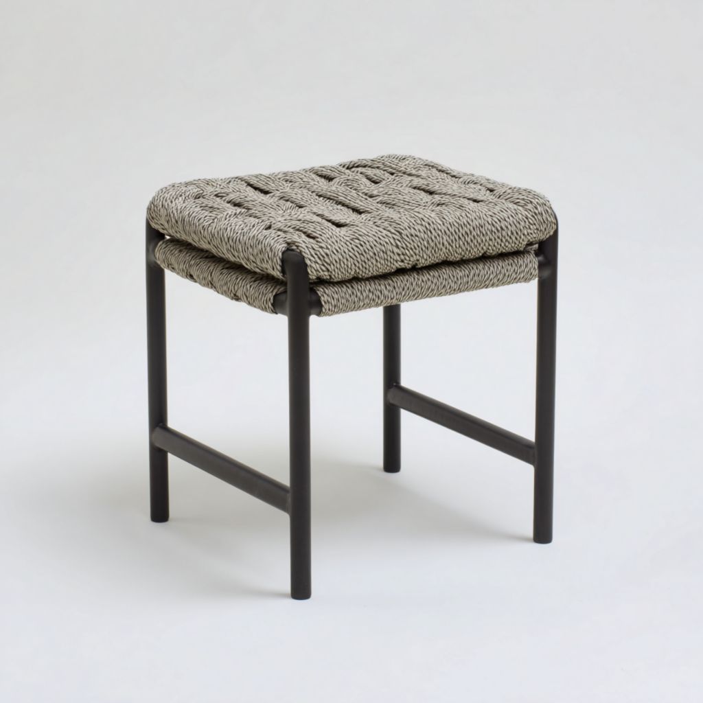 Taburete pequeño de estilo moderno con asiento tejido gris y estructura metálica negra, ideal para exteriores