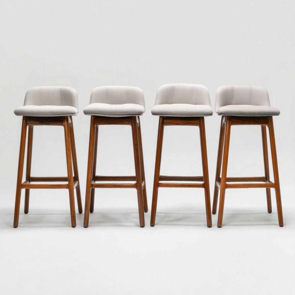 Juego de 4 taburetes nórdicos altos gris claro con respaldo y patas de madera color nogal