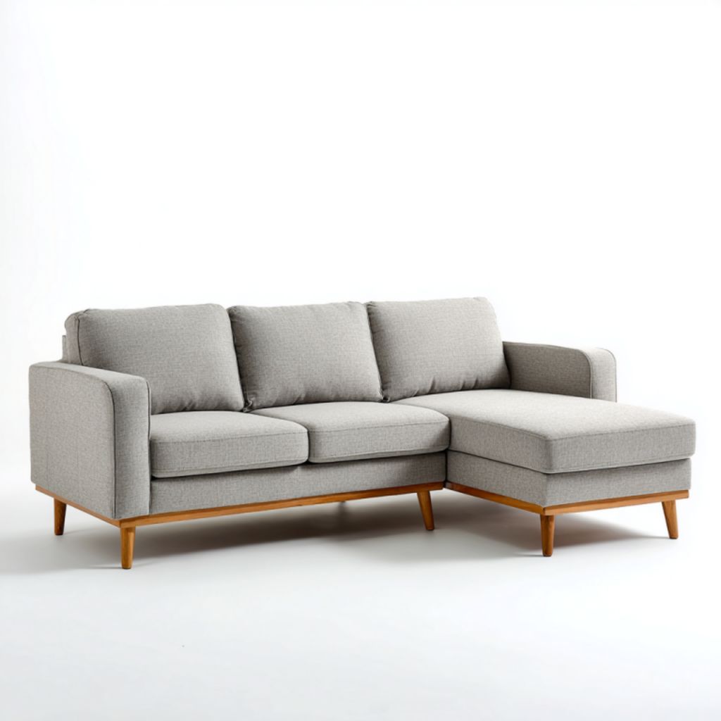 Sofá de esquina beige claro con chaise longue derecha, patas de madera y 3 almohadones
