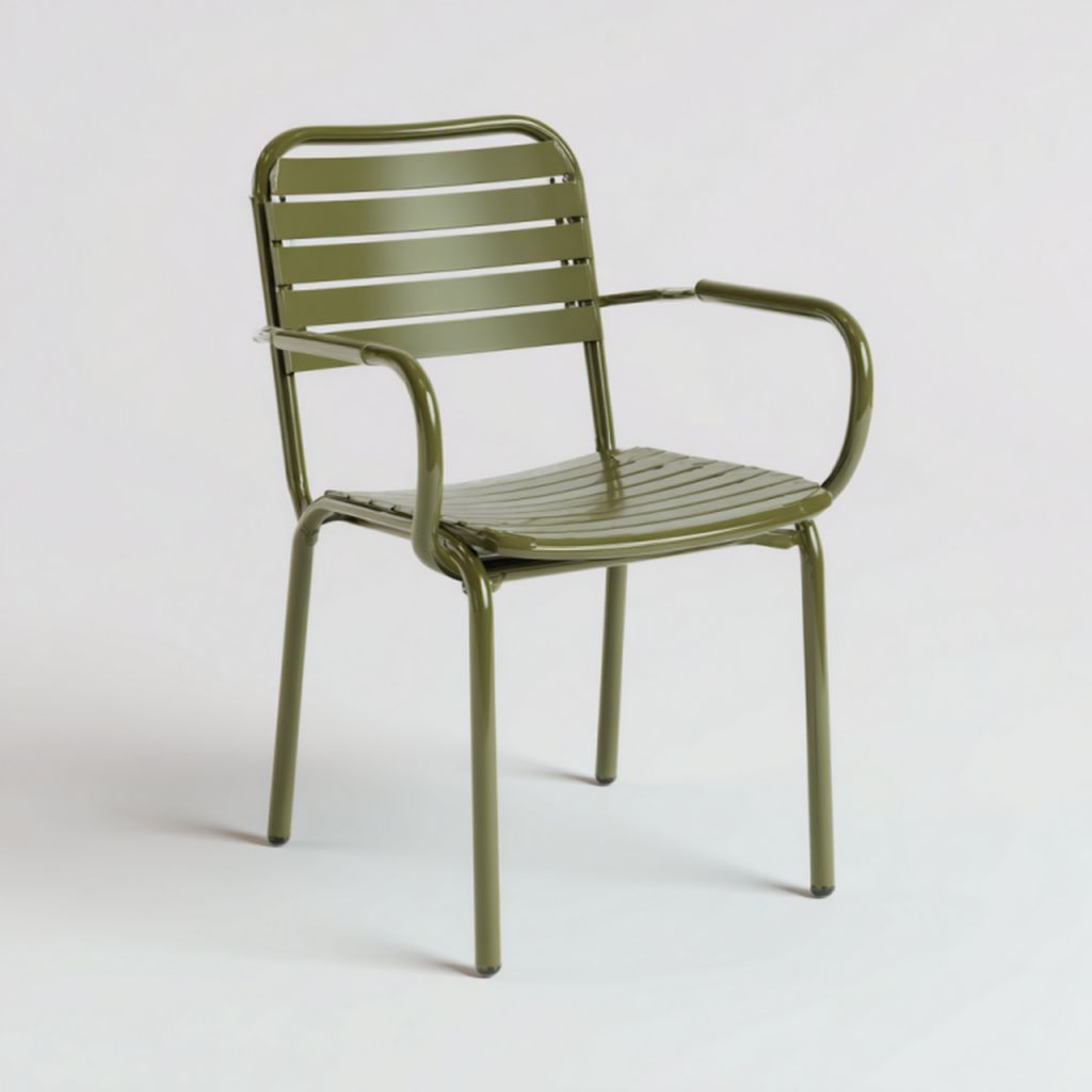 Sillón metálico verde con respaldo y asiento de lamas