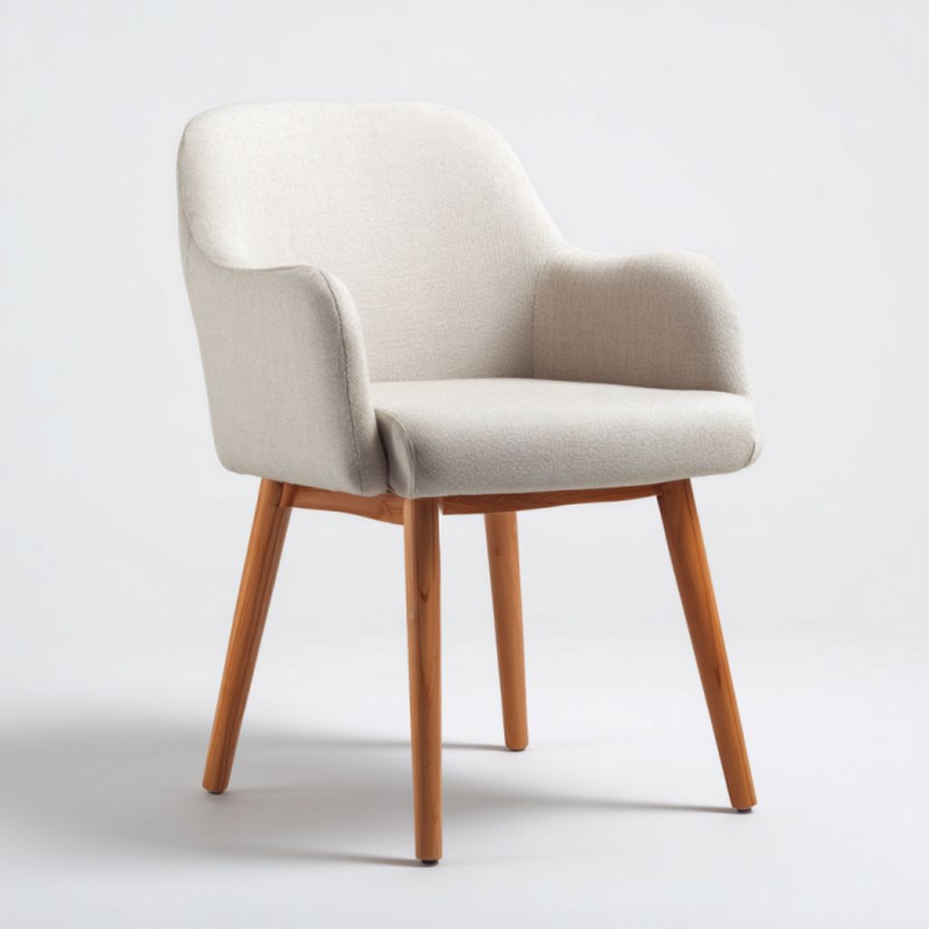 Sillón tapizado en beige claro con patas de madera