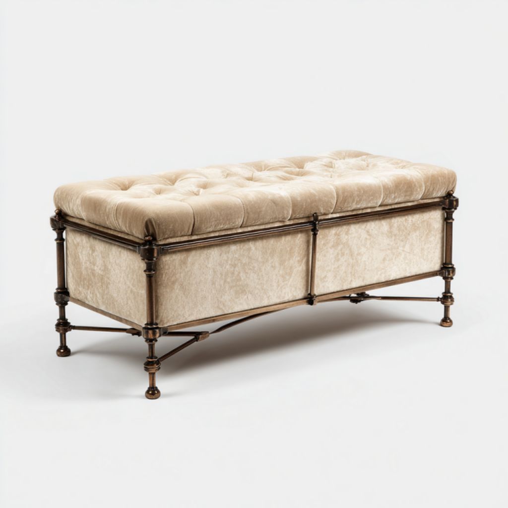 Banco tapizado en terciopelo beige con estructura metálica
