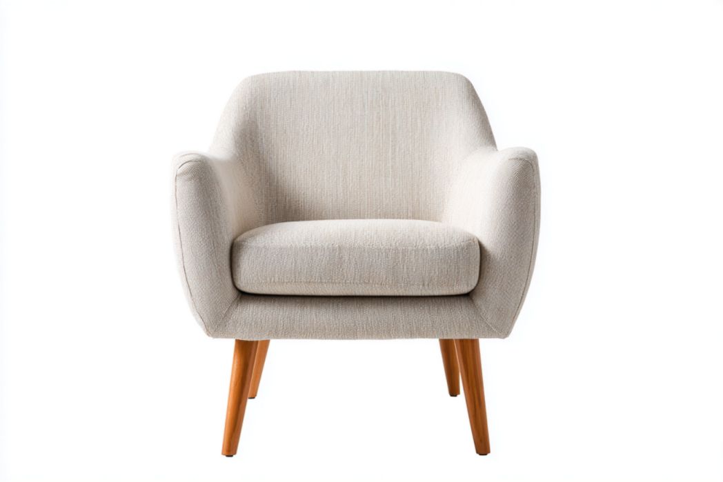 Sillón crema tapizado con patas de madera y respaldo envolvente