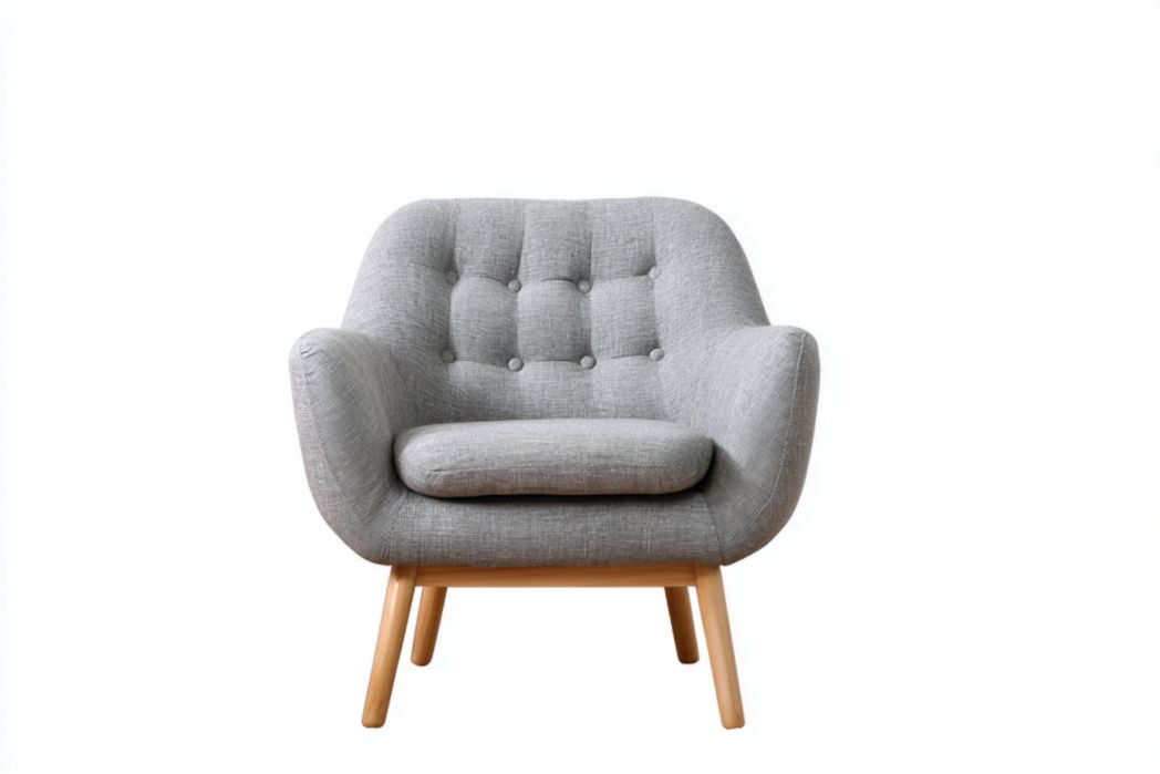 Sillón gris tapizado con patas de madera y respaldo capitoné