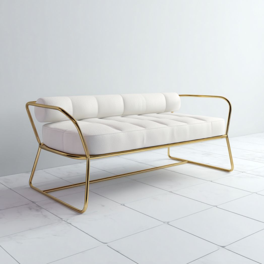 Banco tapizado en blanco con cojín de respaldo y estructura metálica dorada