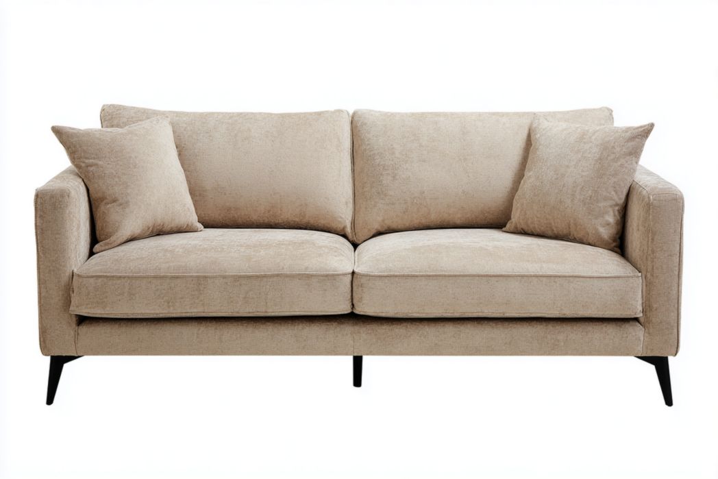 Sofá beige de tres plazas con cojines beige y patas de metal.