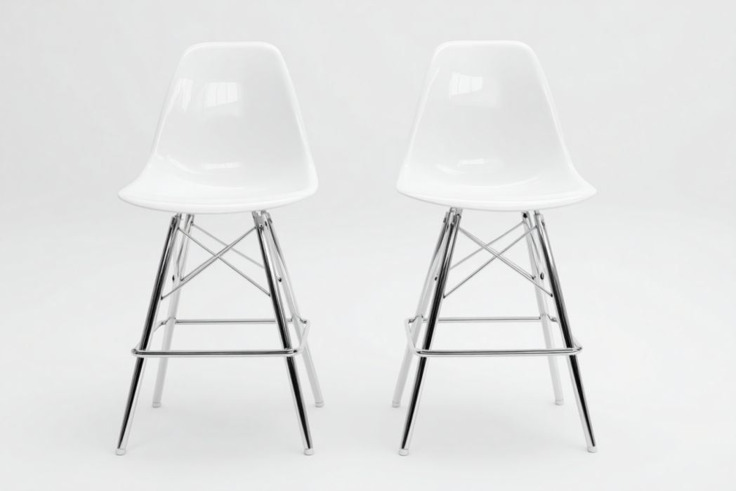 Juego de 2 taburetes de bar blancos con respaldo y patas metálicas cromadas con reposapiés