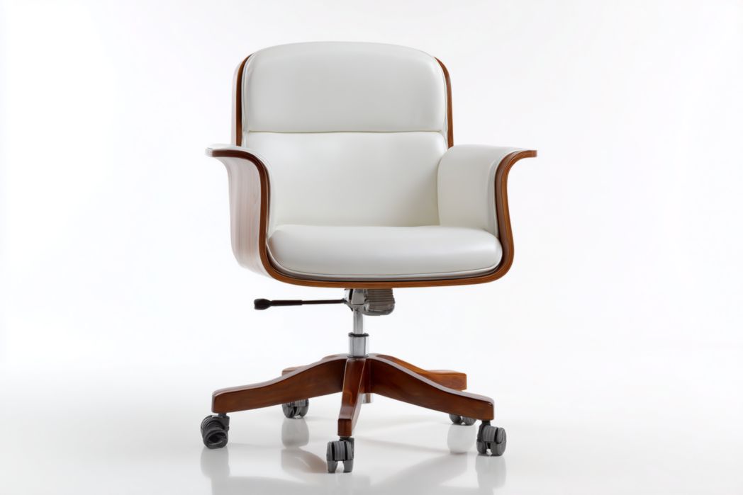 Silla de oficina en piel beige con estructura de madera y base con ruedas