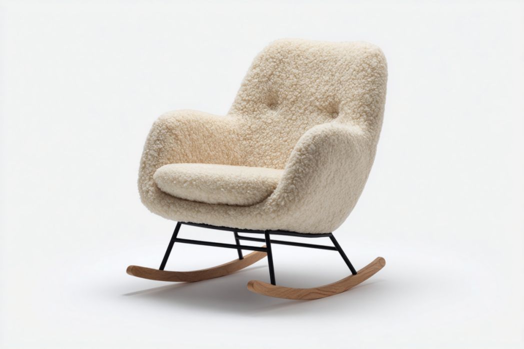 Mecedora beige efecto borreguito con estructura negra y patines de madera