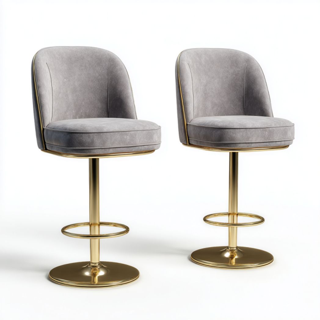Juego de 2 taburetes de bar grises con tapizado en terciopelo y base metálica dorada con respaldo y reposapiés