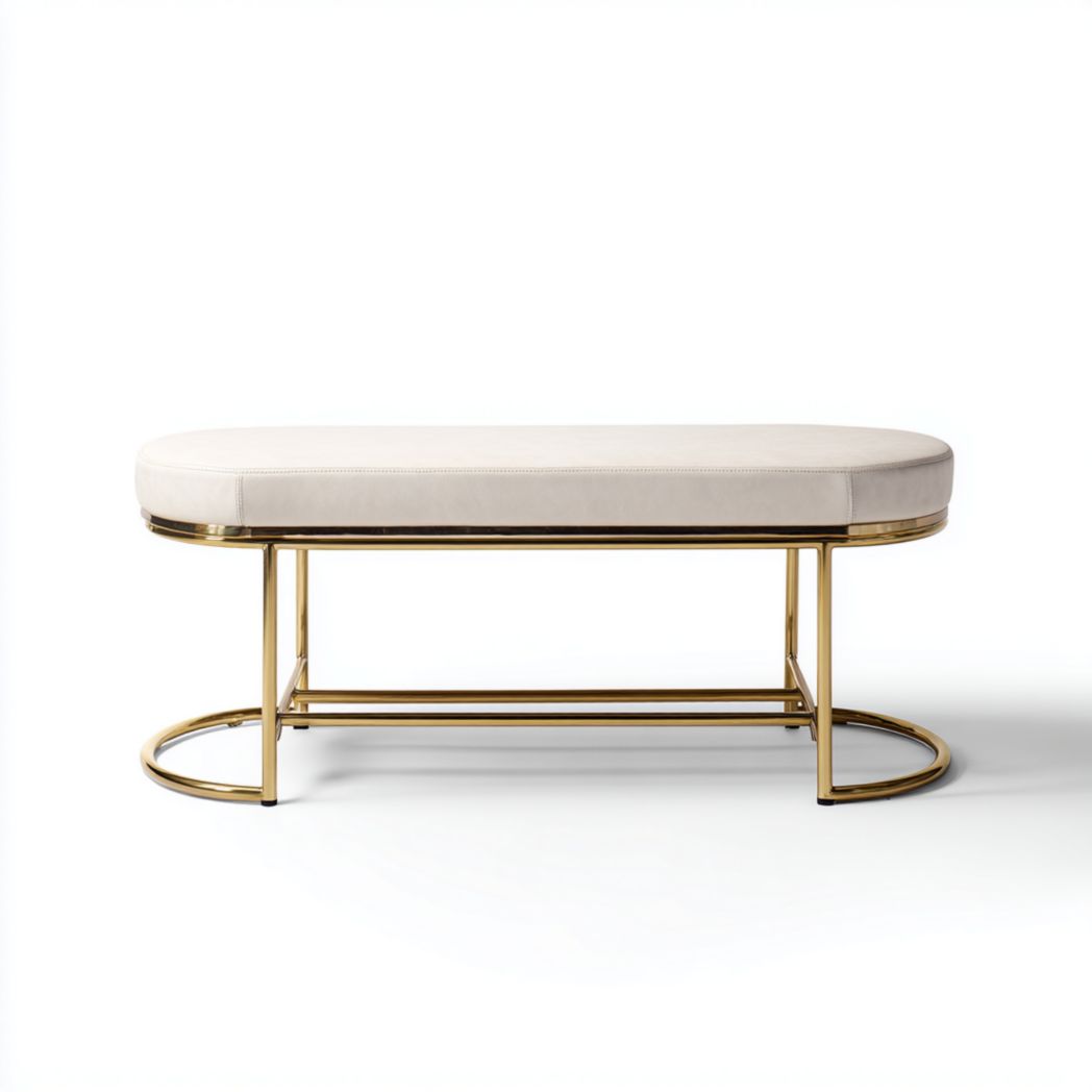 Banco tapizado color marfil con estructura metálica dorada