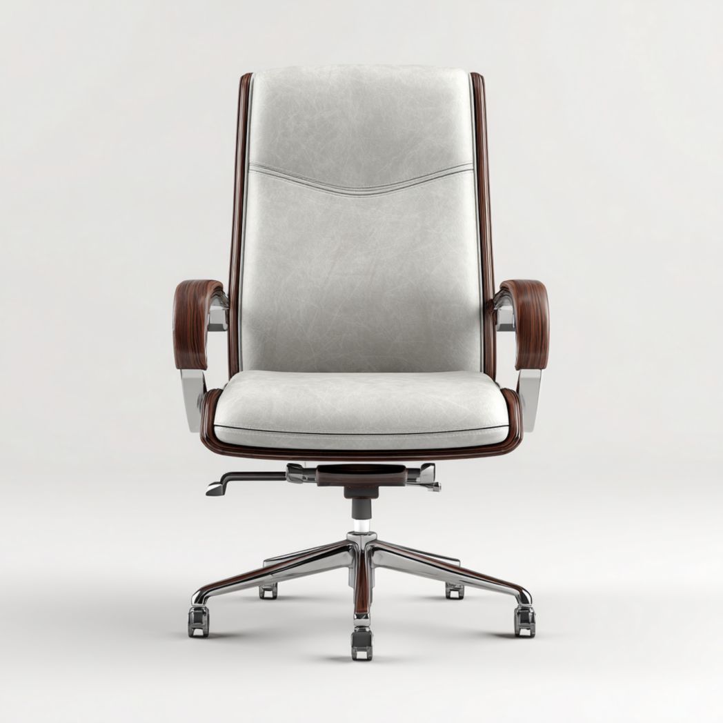 Silla de oficina en piel gris claro con brazos de madera y base metálica con ruedas