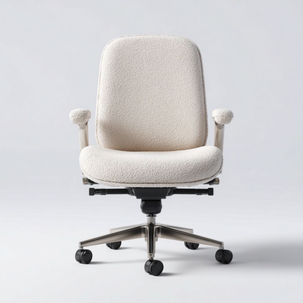 Silla de oficina tapizada en tela beige con apoyabrazos y base metálica con ruedas