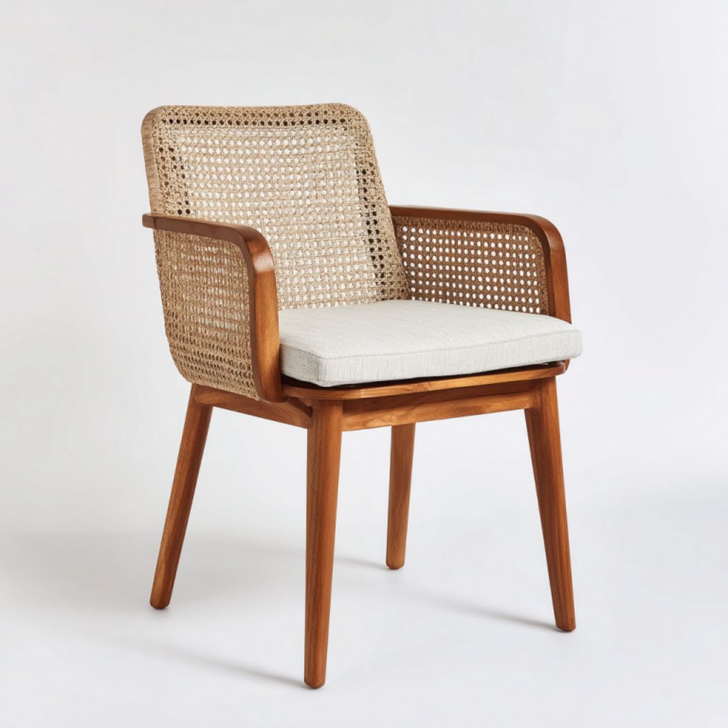 Silla de jardín de madera natural con brazos, respaldo de rejilla y cojín beige 55×57×82 cm