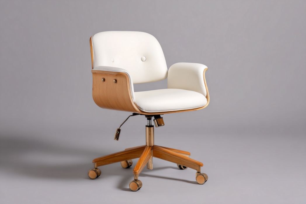 Silla de oficina en piel beige con estructura de madera y base con ruedas