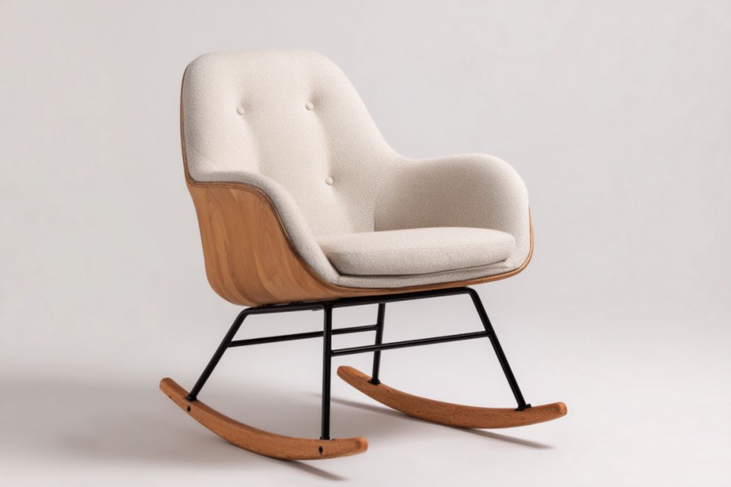 Mecedora tapizada beige con carcasa de madera, base negra y patines de madera