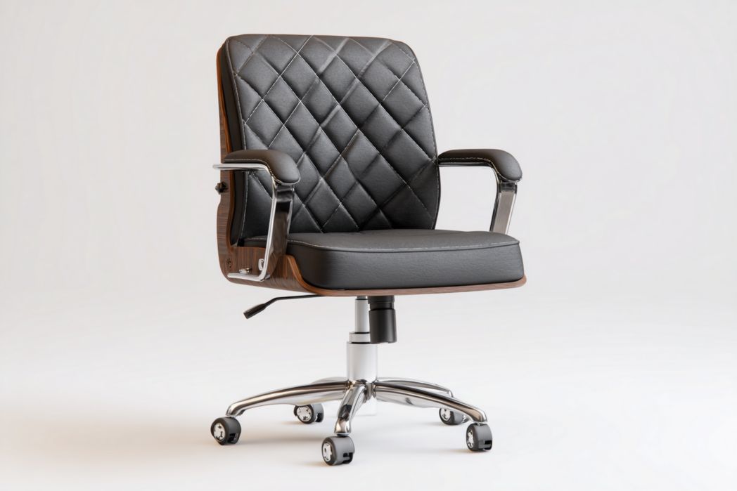 Silla de oficina en piel negra con diseño de rombos, estructura de madera y base metálica con ruedas