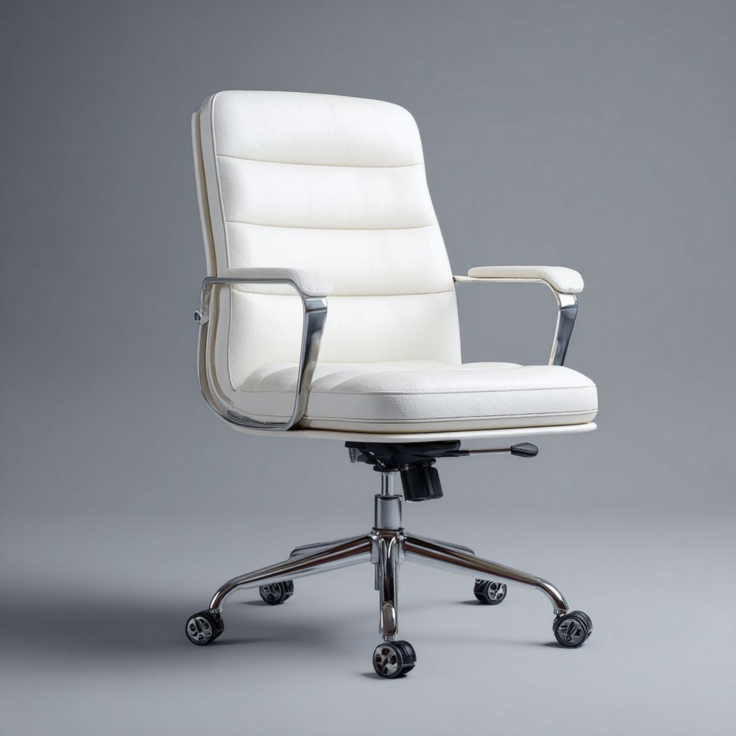 Silla de oficina en piel blanca con reposabrazos metálicos y base con ruedas