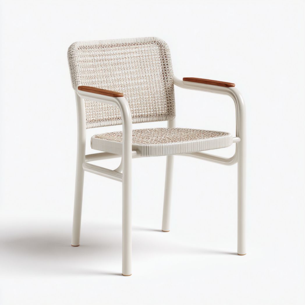 Silla de jardín color marfil con estructura metálica, asiento/respaldo trenzados y apoyabrazos con piezas de madera 56×58×82 cm