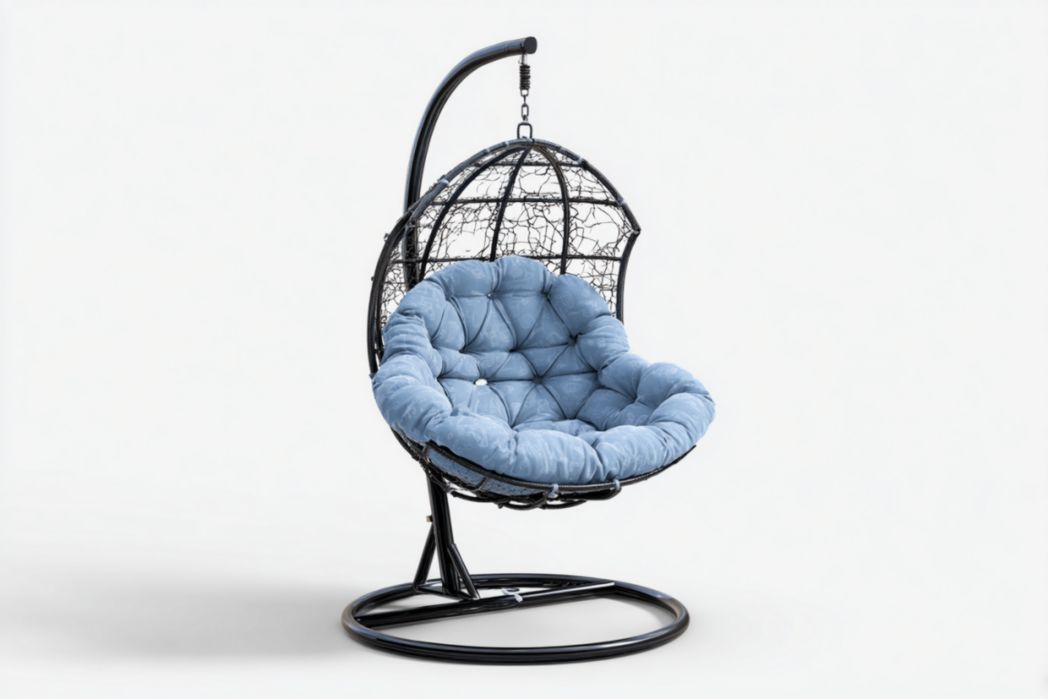 Silla colgante tipo huevo negra con cojín azul claro y base metálica