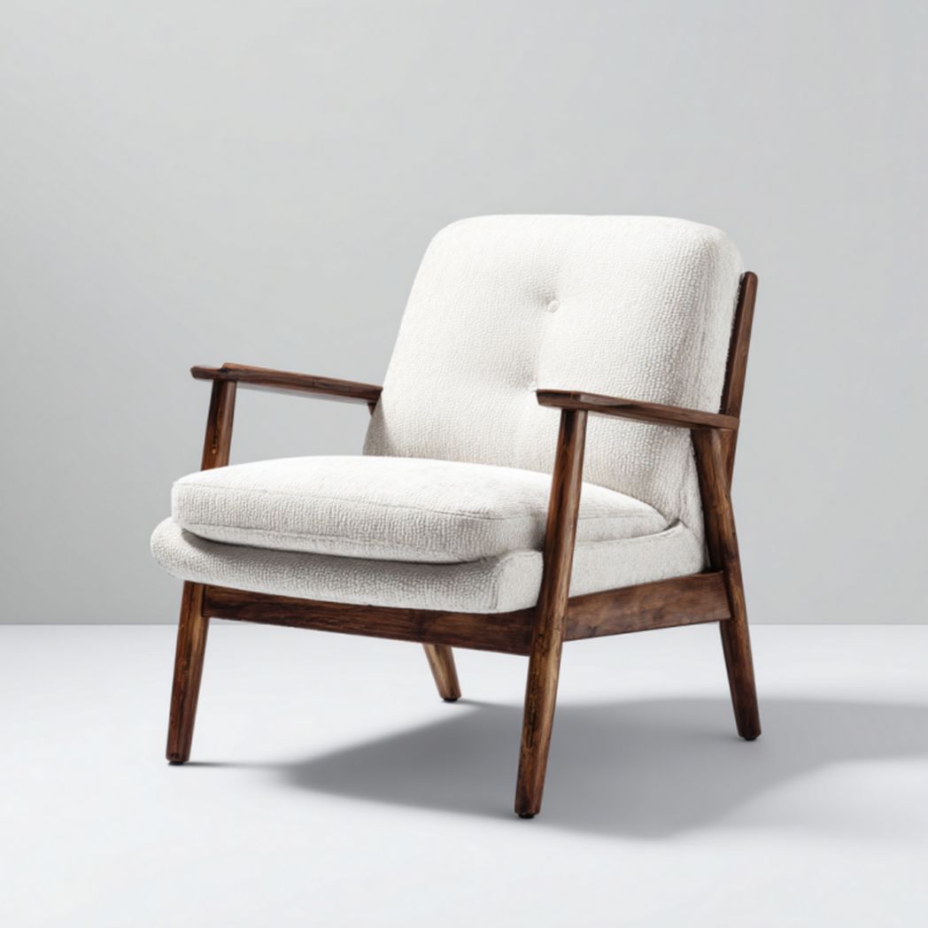 Sillón lounge crema con cojines de asiento y respaldo, estructura de madera tono nogal