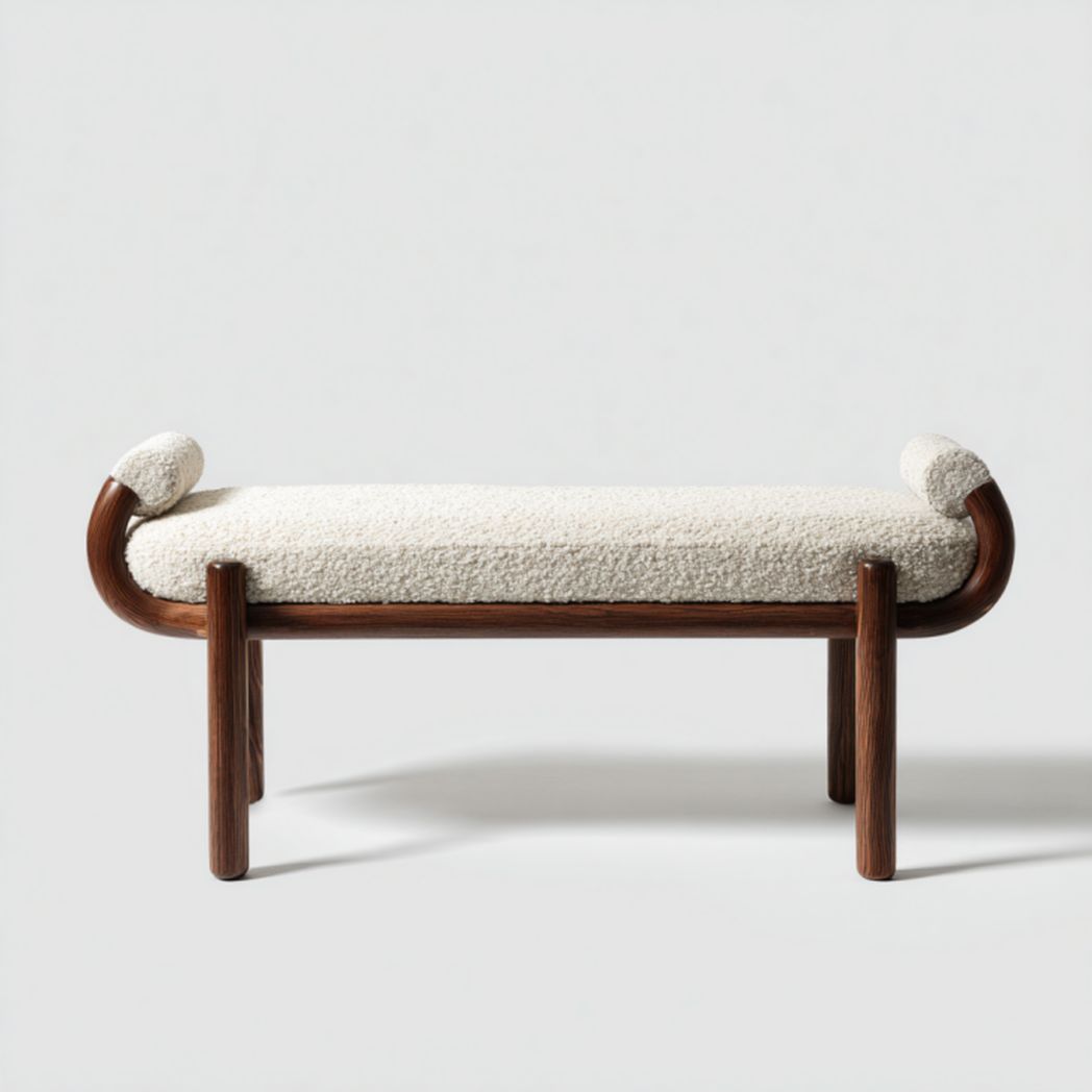 Banco de madera oscura con cojín tapizado en color blanco crema y apoyabrazos curvos