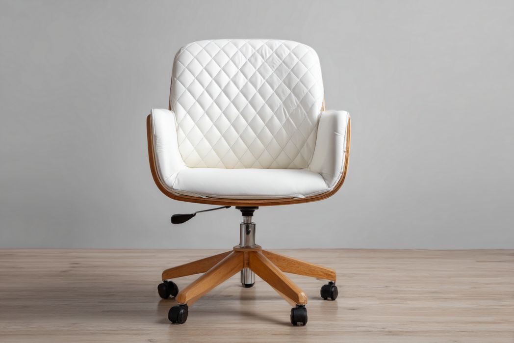 Silla de oficina en piel blanca acolchada con base de madera y ruedas