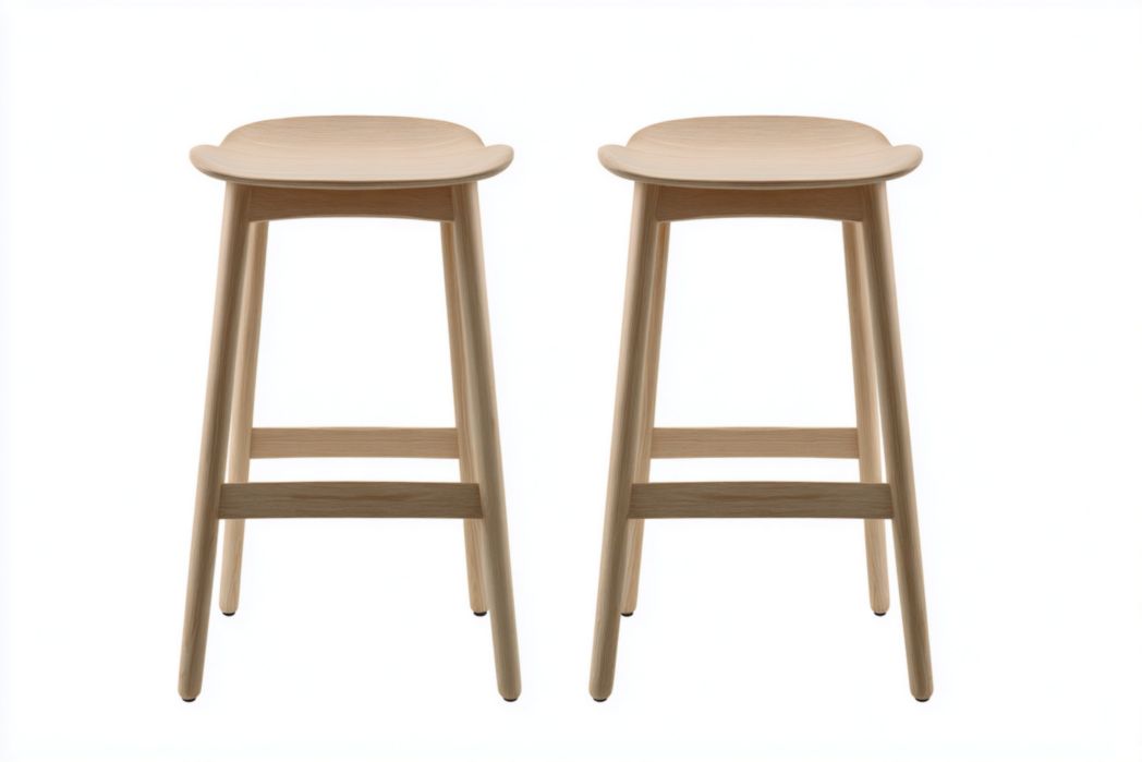 Juego de 2 taburetes de bar de madera color natural con asiento curvado