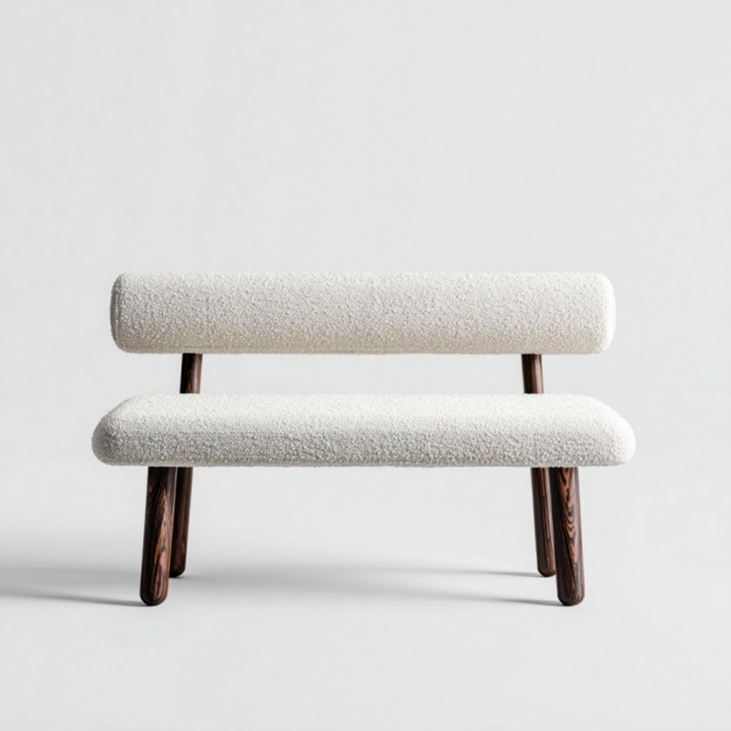 Banco tapizado en bouclé beige con respaldo y patas de madera oscura