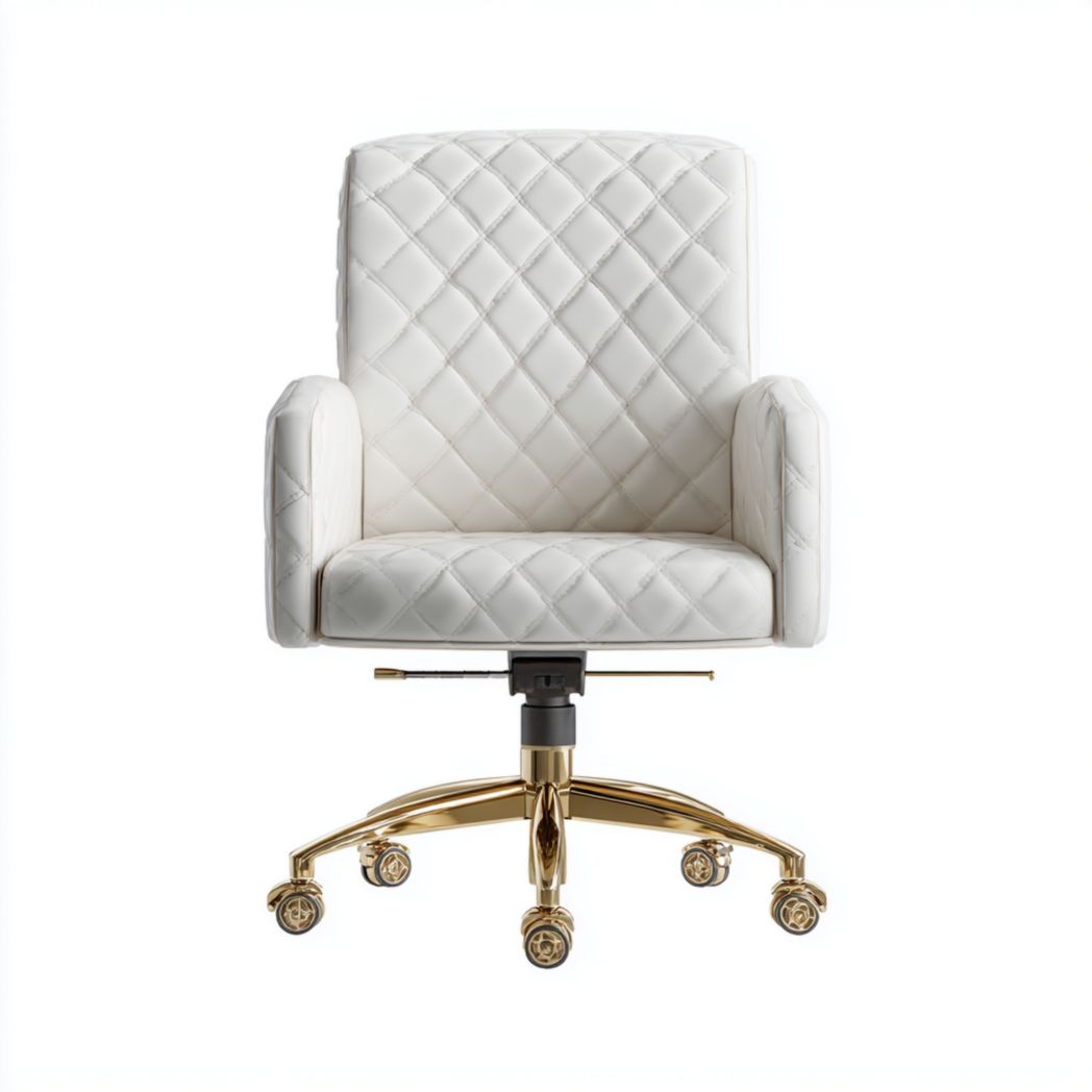 Silla de oficina tapizada en piel blanca con costuras en rombos y base dorada con ruedas