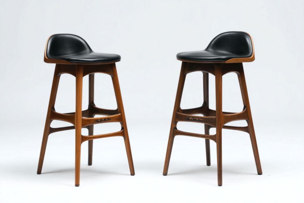 Juego de 2 taburetes de bar negros con asiento de piel sintética, respaldo bajo y estructura de madera