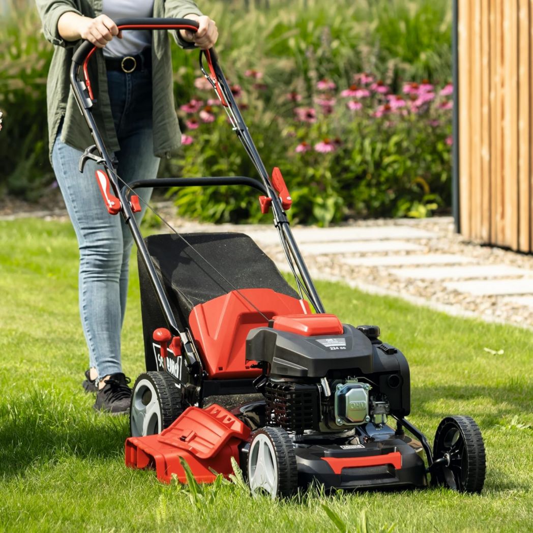 Cortacésped autopropulsado de gasolina Scheppach MS225-53 - Motor de 6 CV / 4,4 kW - Ancho de corte de 53 cm - Altura de corte ajustable - Recogedor de césped de 65 L - Funciones de triturado y recogida - Descarga lateral